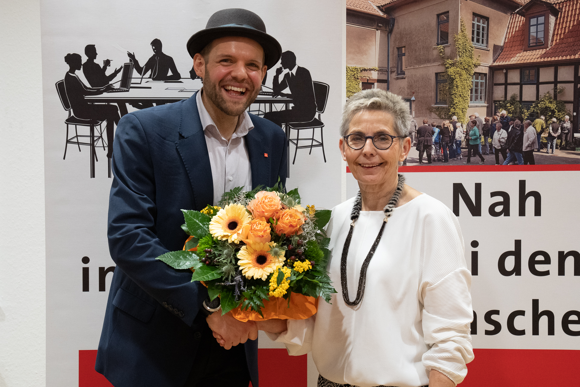 Veith nimmt die Glückwünsche der amtierenden Bürgermeisterin entgegen